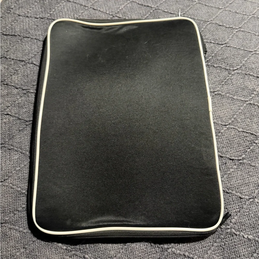 ❣️❄️Apple Tablet Sleeve in Black with White Edges